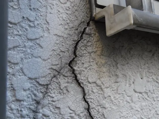 下地調整の重要なポイント2 ひび割れ クラック補修 外壁 千葉の雨漏り修理 屋根工事なら 株式会社四葉建装