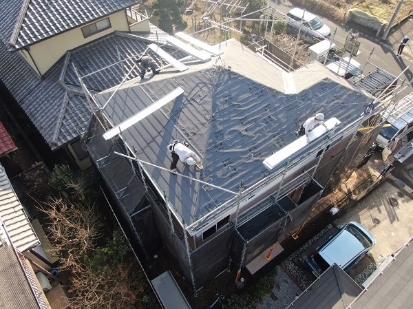 千葉県千葉市稲毛区　屋根カバー工法(重ね葺き工法)　屋根のメンテナンス方法　防水シート張りまで