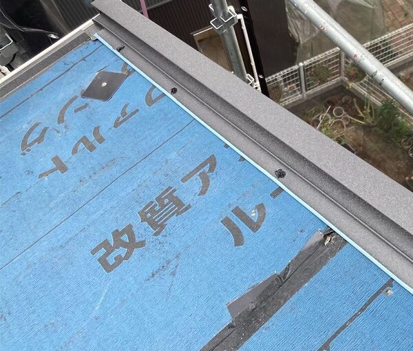 千葉県四街道市　K様邸　屋根重ね葺き工事・外壁塗装　谷板金　ケラバ板金設置 (1)