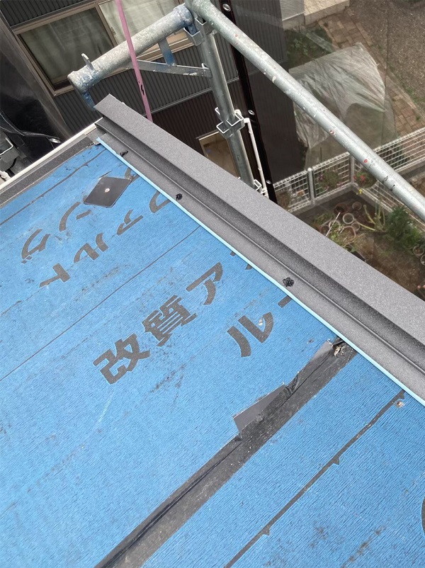 千葉県四街道市　K様邸　屋根重ね葺き工事・外壁塗装　谷板金　ケラバ板金設置 (1)