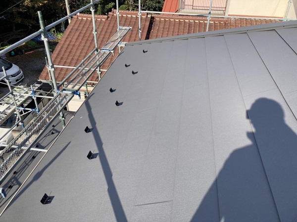 千葉県習志野市　屋根重ね葺き工事　カバー工法　ガルバリウム鋼板 (1)