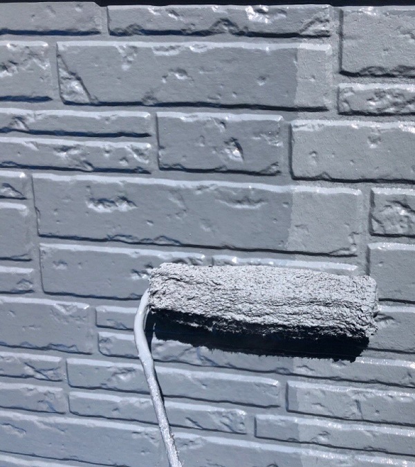 千葉県千葉市　I様邸　屋根重ね葺き工事・外壁塗装　ローラー工法　3度塗りの様子 (1)
