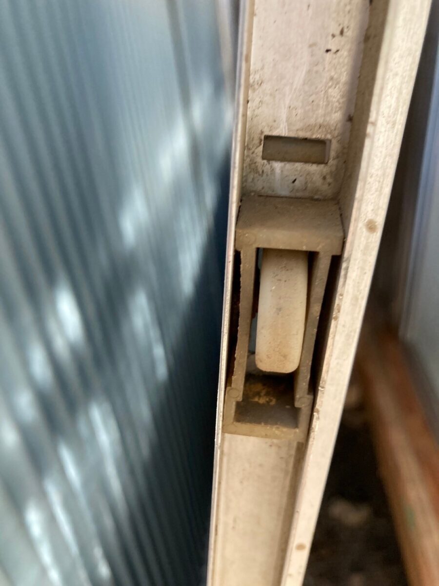 習志野市　M様邸　外壁塗装　雨戸の戸車交換を行いました！（1）