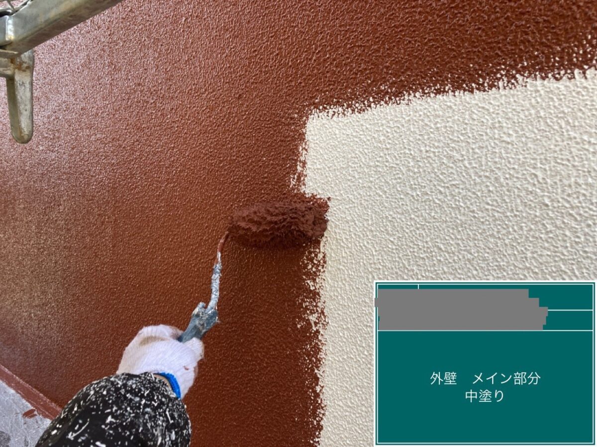 千葉県四街道市　O様邸　外壁塗装、メイン部分・中塗り（1）
