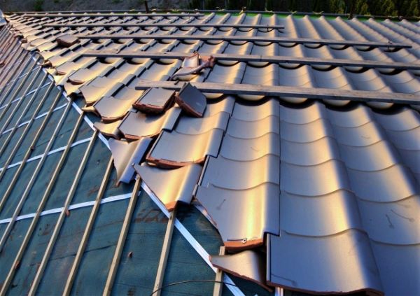 屋根の葺き替えとは？工事のメリットやデメリット、おすすめの屋根材を紹介！