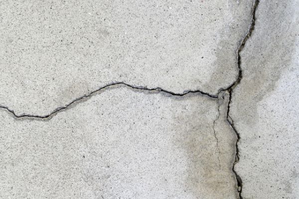 外壁にできるひび割れの原因とは？放置すると危険？