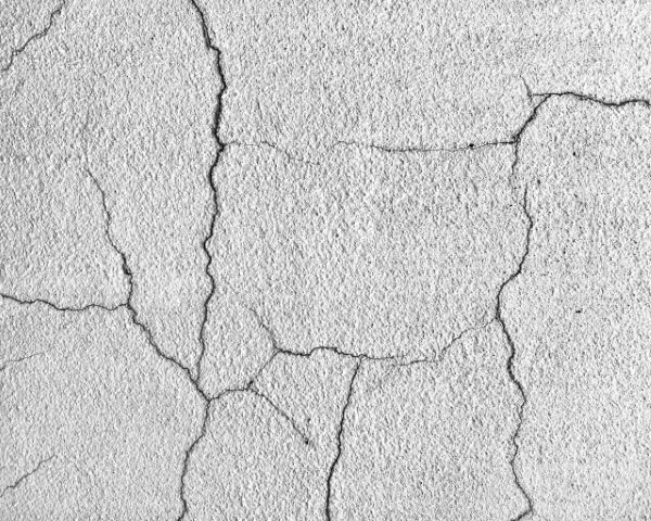 外壁にできるひび割れの原因とは？放置すると危険？