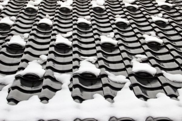屋根に雪止めは必要？理由や種類についても解説