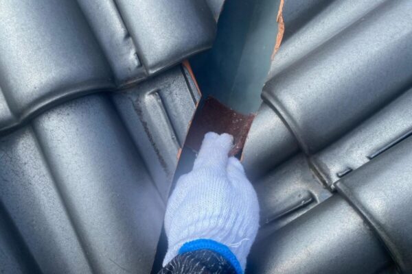 千葉県千葉市中央区　S様邸　屋根塗装工事　谷板金　ケレンの目的とは？
