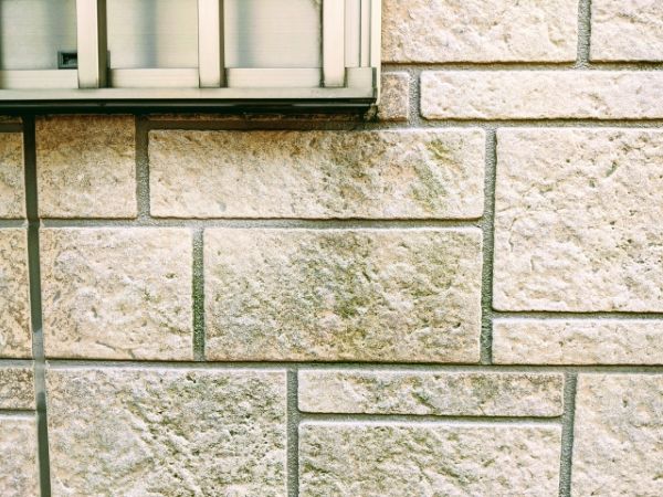 外壁に起こるチョーキング現象とは?放置した場合どうなる?