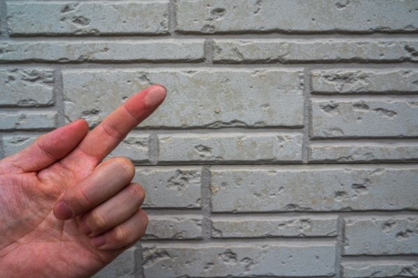 外壁に起こるチョーキング現象とは?放置した場合どうなる?