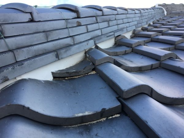 棟瓦や棟板金のメンテナンス方法とは?棟の劣化を放置するとどうなる?