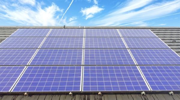 太陽光パネルがある屋根の塗装はどうする？塗装方法や注意点について詳しく解説