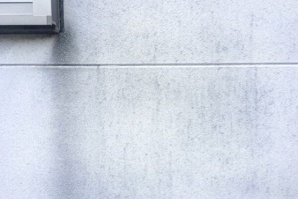 外壁に雨だれができる原因ってなに？正しい対処法とは？