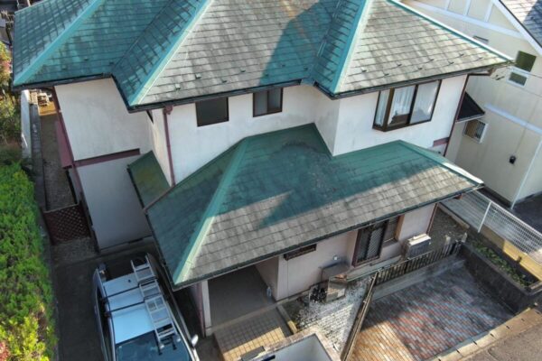 千葉県四街道市 H様邸 屋根塗装・外壁塗装 屋根のコケ・色あせはなぜ起きる?